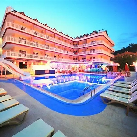 ホテル Mustis Royal Plaza 3*